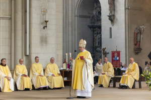 Bischof Dr. Felix Genn zelebrierte den Gottesdienst zur offiziellen Eröffnung der Renovabis-Pfingstaktion im St.-Paulus-Dom in Münster.