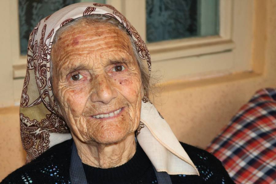 Portrait einer älteren lächelnden Frau