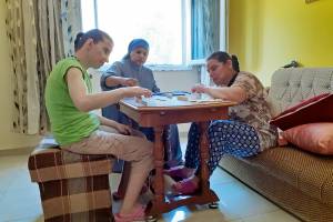 Miteinander spielen und das Leben teilen - Die Einrichtung der Schwestern hat in Albanien Modellcharakter und wirkt insgesamt auf eine Verbesserung der Situation von Menschen mit Behinderung.