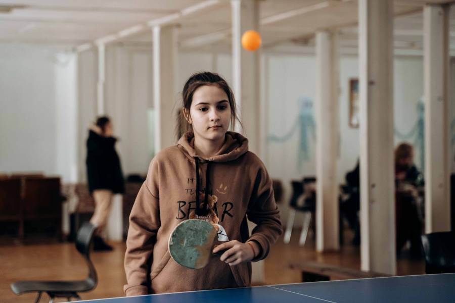 Tischtennis spielendes Mädchen