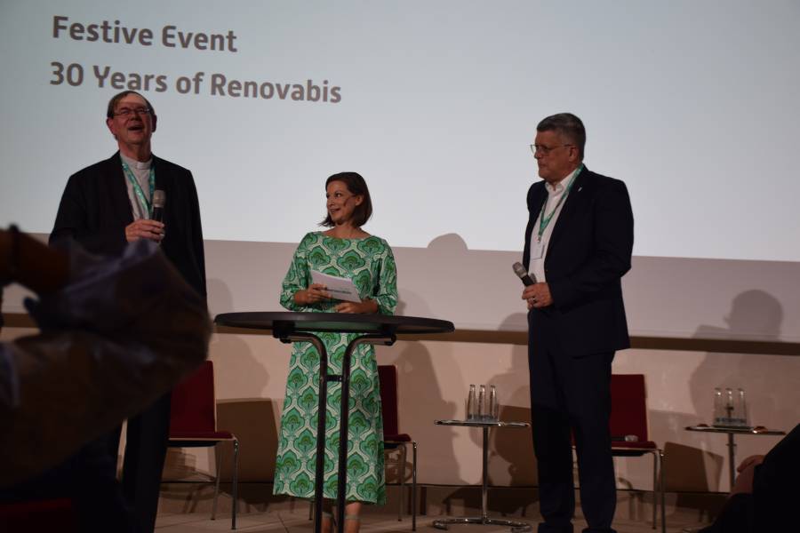 Moderator Irene Esmann spoke with Father Dr Hans Langendörfer SJ and Wolfgang Klose (ZdK) about the founding history of Renovabis.<br><small class="stackrow__imagesource">Source: Renovabis </small>