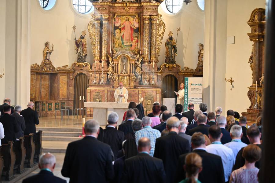 The ceremony in the Katholische Akademie was preceded by vespers in the neighbouring church of St. Sylvester. The sermon was given by the Archbishop of Munich and Freising, Reinhard Cardinal Marx.<br><small class="stackrow__imagesource">Source: Renovabis </small>