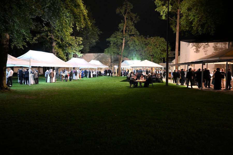 Music, buffet and socialising at the Bavarian State Government's state reception in the garden of the Katholische Akademie in Bayern.<br><small class="stackrow__imagesource">Source: Renovabis </small>