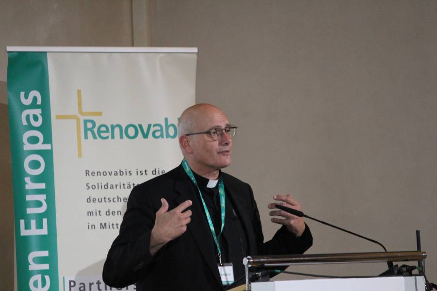 Renovabis' Chief Executive Officer Prof Dr Thomas Schwartz welcomed the guests and introduced the evening's programme.<br><small class="stackrow__imagesource">Source: Renovabis </small>