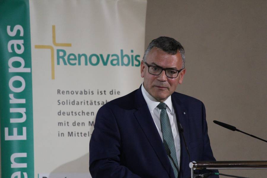Minister of State Dr Florian Herrmann MdL gave a welcoming address on behalf of the Bavarian state government.<br><small class="stackrow__imagesource">Source: Renovabis </small>