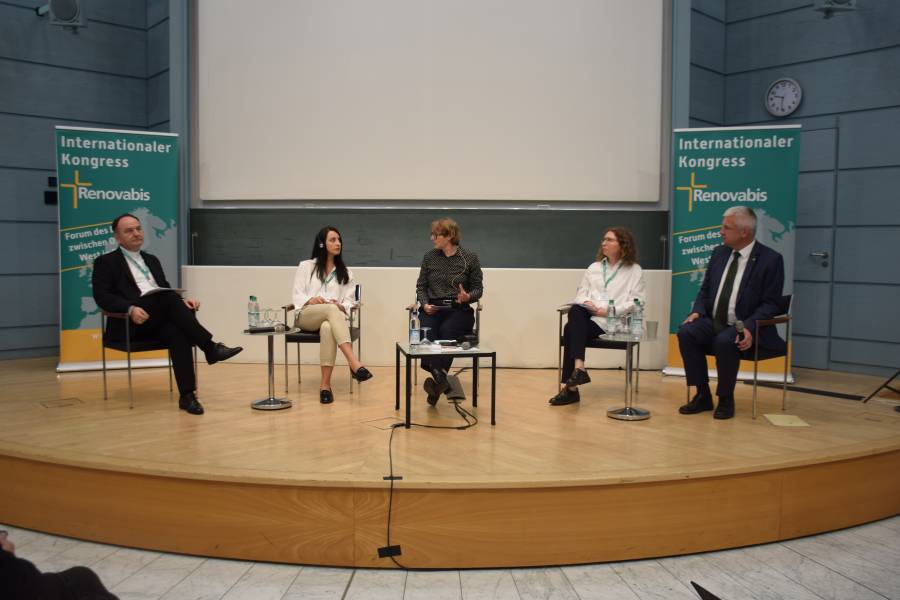Second day of the International Renovabis Congress. The topic of „Threatened freedom in Europe? Challenges for society, politics and churches“ was discussed by Knut Abraham MdB (right), Dr Yauheniya Danilovich (2nd from right), Bishop Dr Petar Palić (left) and Sofija Todorović (2nd from left), moderated by Dr Maria-Luise Schneider (centre).<br><small class="stackrow__imagesource">Source: Renovabis </small>