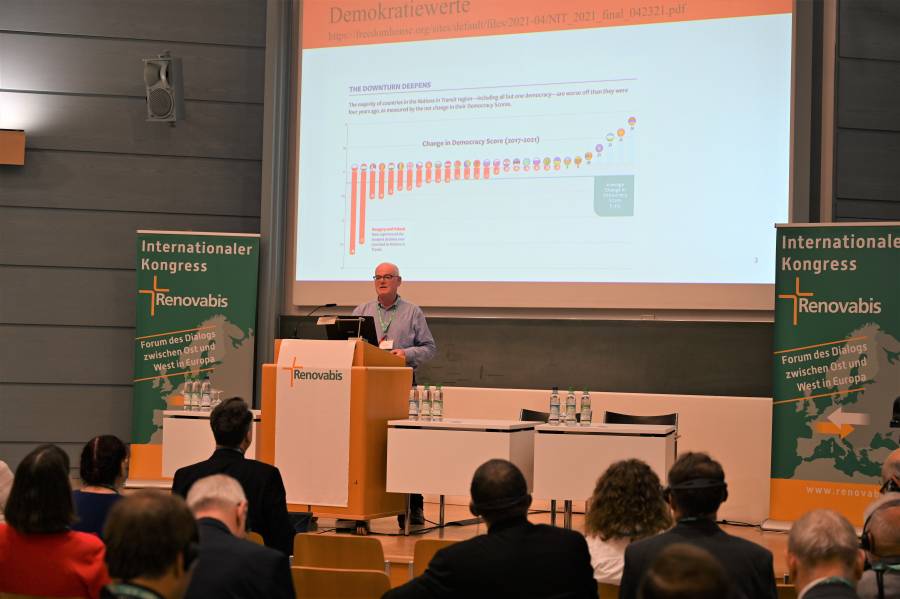 Prof. Dr Andreas Heinemann-Grüder from the International Centre for Conflict Studies in Bonn gave the first keynote speech on „Social development in Central and Eastern Europe after the end of communism“.<br><small class="stackrow__imagesource">Source: Renovabis </small>