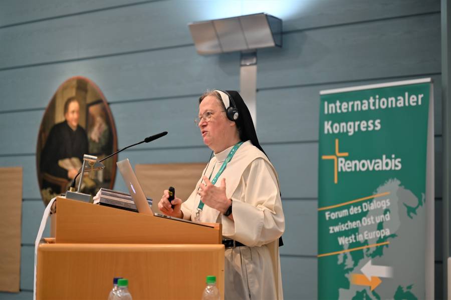 Sister Prof Dr Helen Alford OP during her keynote speech on the subject „‚Where the Spirit of the Lord is, there is freedom‘ (2 Cr 3,17) – Church Developments in Central and Eastern Europe“.<br><small class="stackrow__imagesource">Source: Renovabis </small>