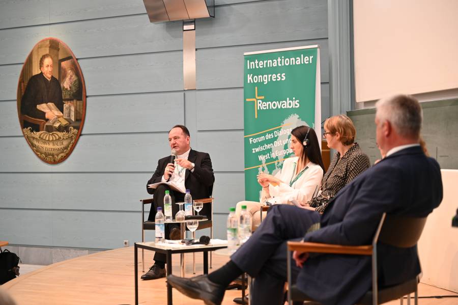 The panel discussion focussed in particular on the situation in the Balkans, Belarus and the war of aggression in Ukraine. In the second hour, the discussion was opened up to the plenary.<br><small class="stackrow__imagesource">Source: Renovabis </small>