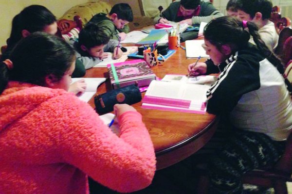 Kinder erledigen gemeinsam ihre Hausaufgaben