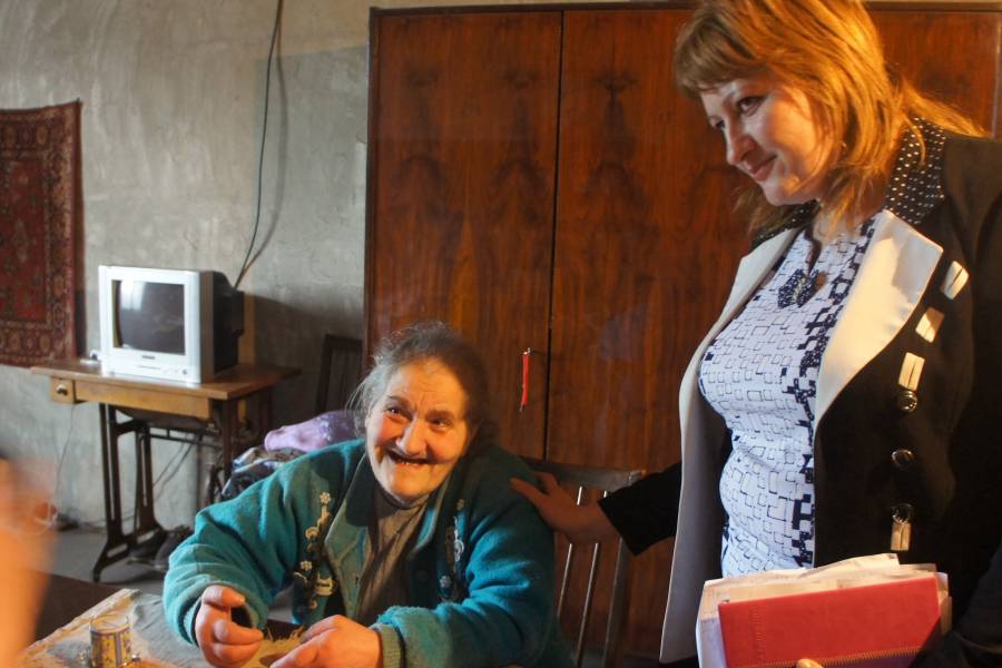 Eine Sozialarbeiterin zu Besuch bei einer alten Frau