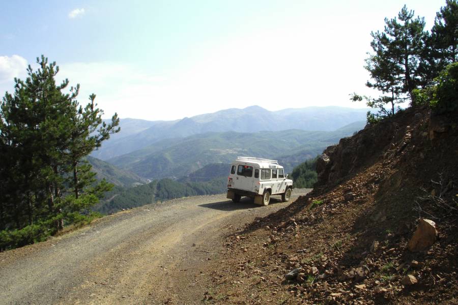 Geländewagen in den albanischen Bergen.
