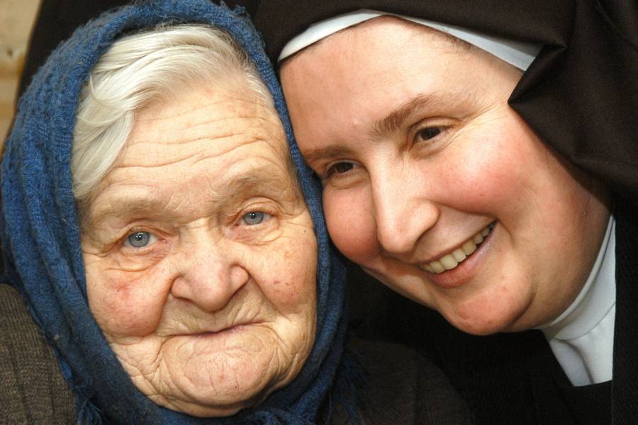 Eine ältere Frau mit einer Ordensschwester