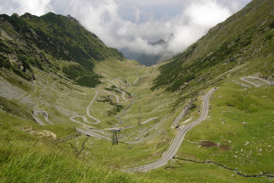 Eine Straße mit vielen Serpentinen in den Bergen Rumäniens