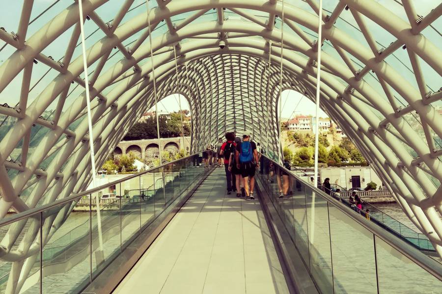 Jugendliche auf einer Brücke