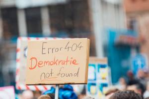 ["Plakat mit Aufschrift \"Error 404 Demokratie not found\""]