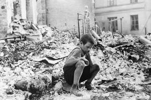 Polnischer Junge in den Trümmern der Stadt Warschau, September 1939.