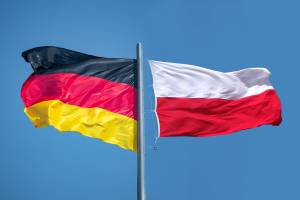 deutsche und polnische Flagge wehen in entgegengesetzte Richtungen
