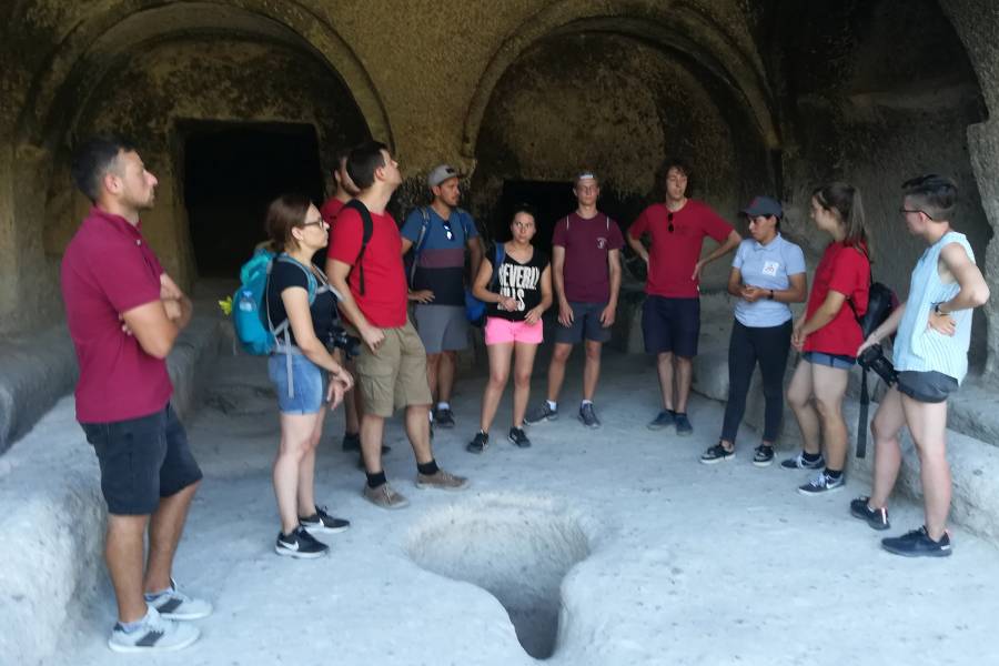Jugendliche im Höhlenkloster Vardzia