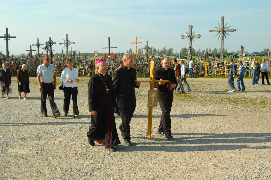 Das Renovabis-Kreuz wird zur litauischen Pilgerstätte, dem Berg der Kreuze, gebracht.
