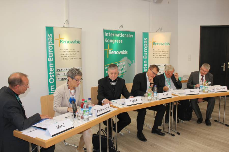 Bei der Pressekonferenz im Vorfeld waren mit dabei: v.l.n.r. Pfarrer Christian Hartl (Renovabis), Angelika Poth-Mögele (Rat der Gemeinden und Regionen Europas), Blase Kardinal Cupich (Erzbischof von Chicago), Bischof Tomáš Holub (Bischof von Pilsen) und Erzbischof Heiner Koch (Erzbischof von Berlin).