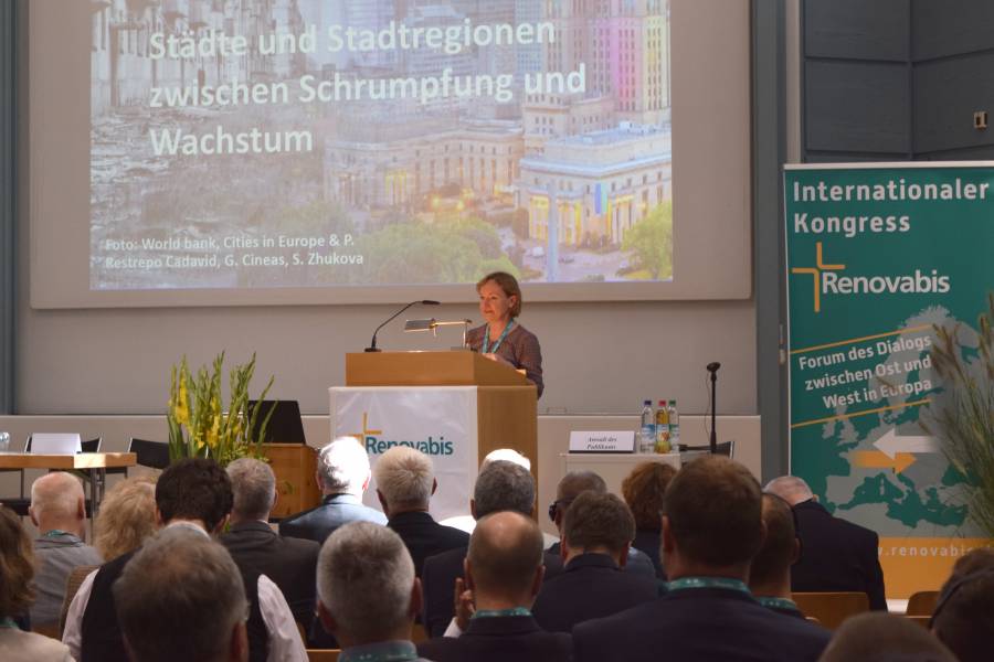 Dr. Karin Wiest referierte über gesellschaftliche Entwicklungen und sozial-räumliche Differenzierungen in Großstädten Mittel- und Osteuropas im 20. Jahrhundert.