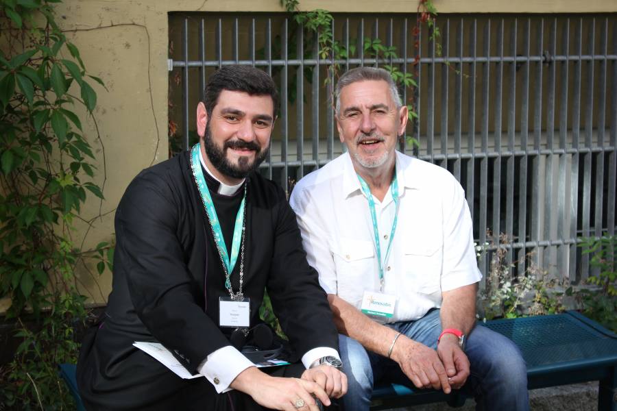 Pausengespräch: Pfarrer Petros Yesayan aus Gyumri in Armenien mit Renovabis Länderreferent Herbert Schedler.