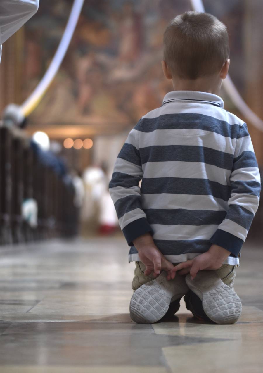 Knieendes Kind in einer Kirche