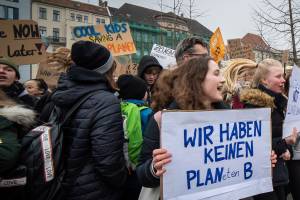 Schülerinnen und Schüler demonstrieren für Klimaschutz (Invalidenpark, Berlin)