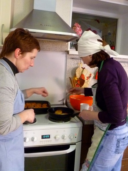 Frau bekommt Hilfe beim Kochen