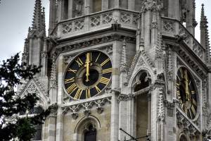 Uhr an der Kathedrale von Zagreb