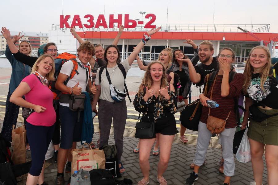 Jubelnde Jugendliche an einem russischen Bahnhof