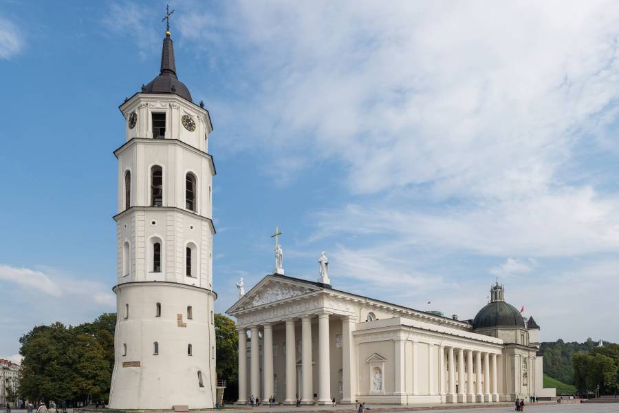 Die Kathedrale Sankt Stanislaus in Vilnius mit dem freistehenden Glockenturm