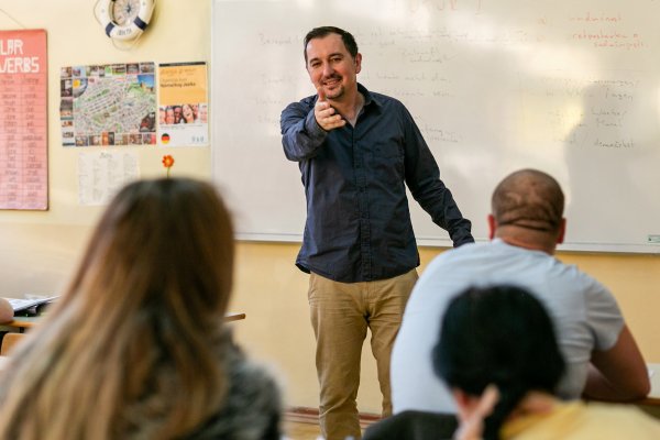 Tarik Zjajo, Lehrer der Berufsschule Jajce, wo er die Jugendlichen in Deutsch unterrichtet.