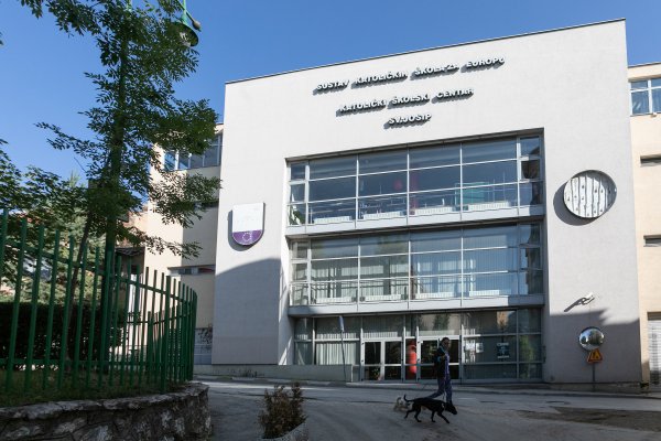 Die katholische Privatschule St. Josef in Sarajevo von außen.