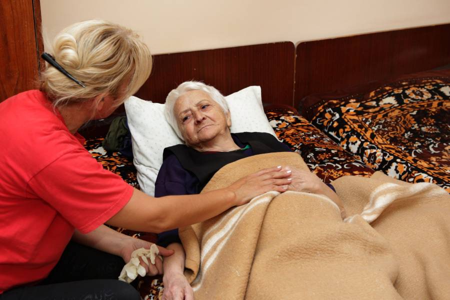 Pflegerin besucht alte Frau