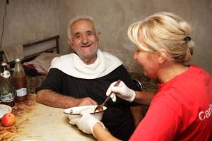 Caritas-Mitarbeiterin bringt altem Mann Essen