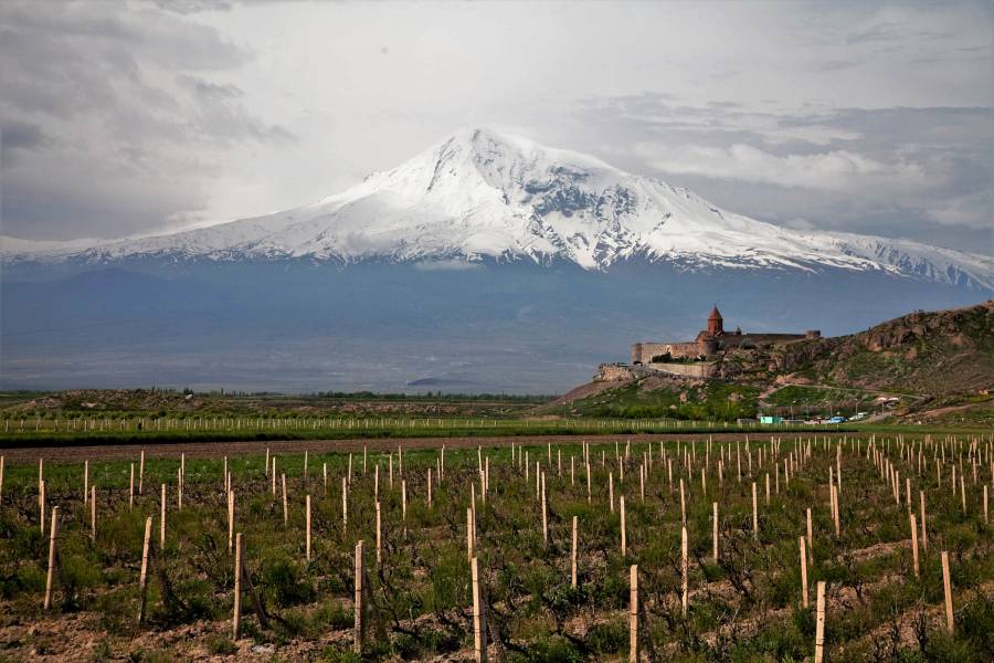 Blick über das Kloster Chor Virap in Armenien zum Berg Ararat. Das National-Heiligtum der Armenier liegt heute in der Türkei.