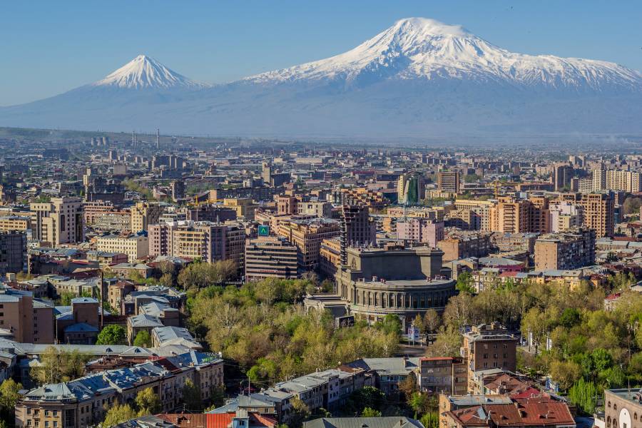 Die armenische Hauptstadt Jerewan mit dem Berg Ararat im Hintergrund