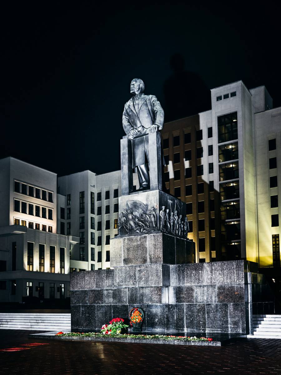 Lenin Statue vor dem Parlament.
