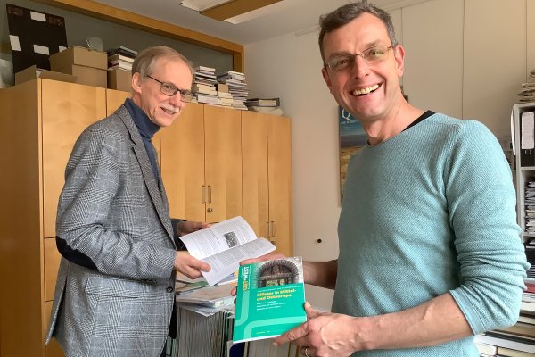 Dr. Christof Dahm (links), Redakteur vom Dienst, und sein Kollege Thomas Hartl mit dem OWEP-Heft Nr. 1/2020