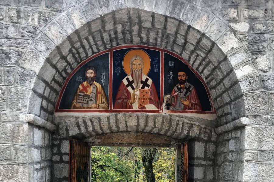 Portal des orthodoxen Klosters in Cetinje / Montenegro