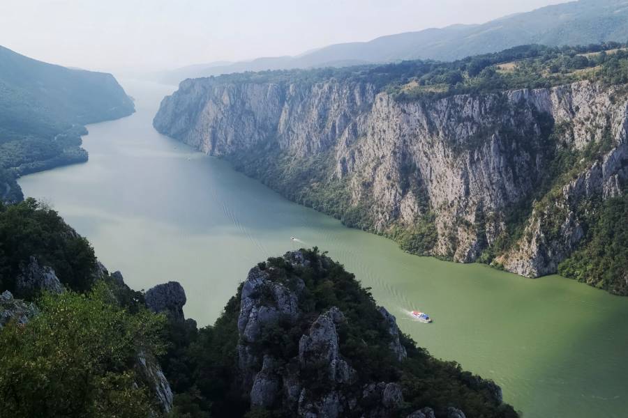 Atemberaubender Blick auf den Donaudurchbruch Eisernes Tor zwischen Serbien und Rumänien.