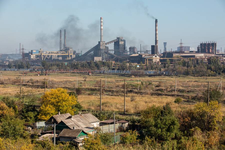Ansicht eines Stahlwerks in Mariupol, einem bedeutenden Industriezentrum und internationalen Seehafen am Asowschen Meer.