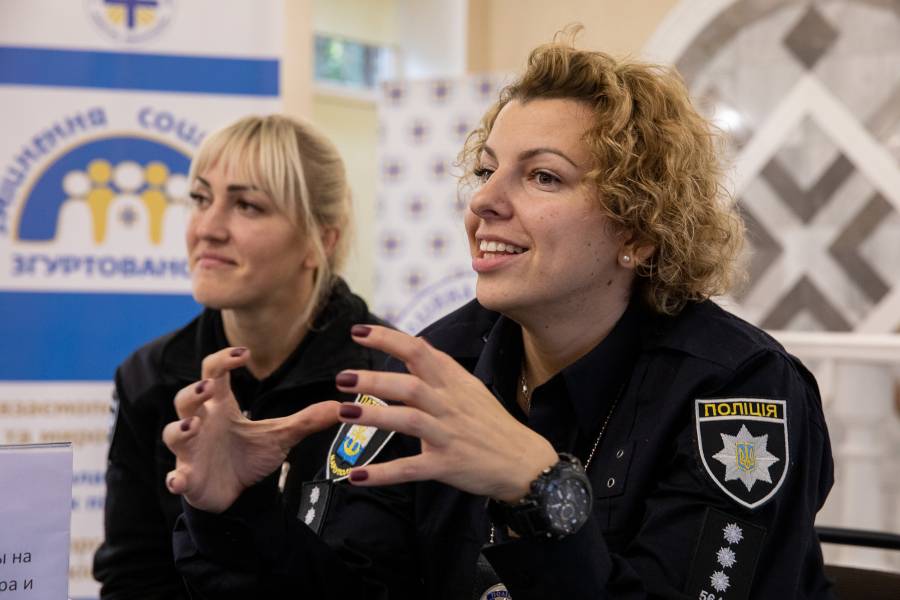 Zwei Polizistinnen als Expertinnen bei der „Lebendigen Bibliothek“ kommen mit Bürgern ins Gespräch.