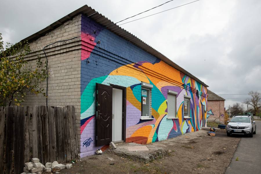 Außenansicht des lang ersehnten, mit buntem Graffiti gestalteten Jugendzentrums in Borivske kurz vor der Eröffnung.