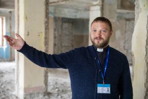 Vater Sergiy Palamarchyk, griech.-kath. Priester und Leiter der Caritas in Severodonetsk in einem baufälligen Haus