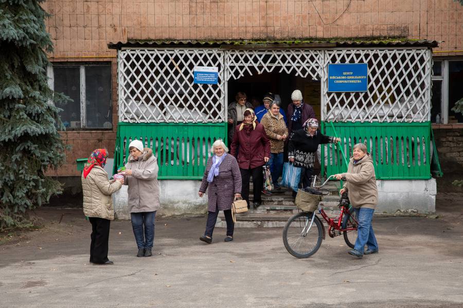 Eine Gruppe von Besucherinnen vor dem Caritas-Zentrum in Muratove