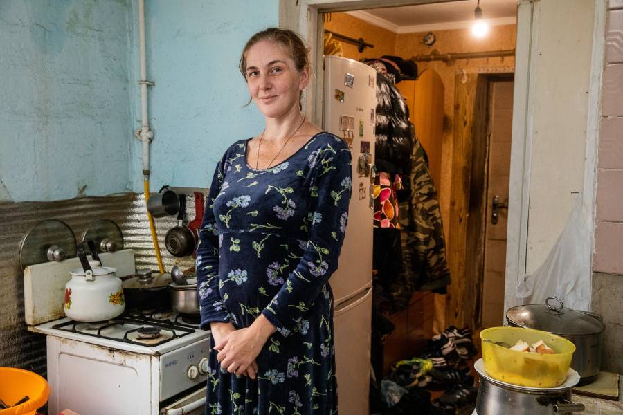 Elena Makaiya in der kleinen Küche des lediglich 50 Quadratmeter großen Hauses ihrer Eltern stehend.