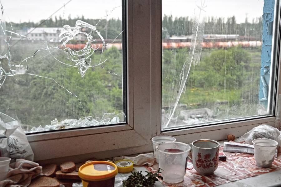 Mayorsk im Oblast Donezk:
Blick aus Marias Küchenfenster.
Das Wohngebäude, in dem sie lebt,
steht immer wieder unter Beschuss …<br><small class="stackrow__imagesource">Quelle: Caritas Ukraine </small>